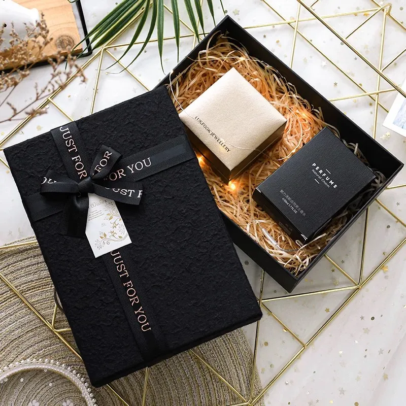 La nouvelle série de coffrets cadeaux de parfums est lancée, interprétant la fusion parfaite du luxe et du romantisme