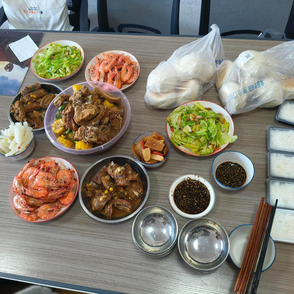 Les patrons préparent le déjeuner pour tout le monde !