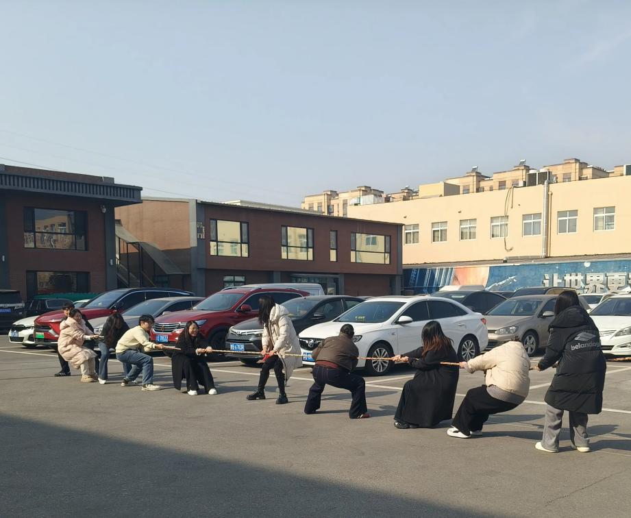 Tir à la corde et corde à sauter à midi à Zemeijia