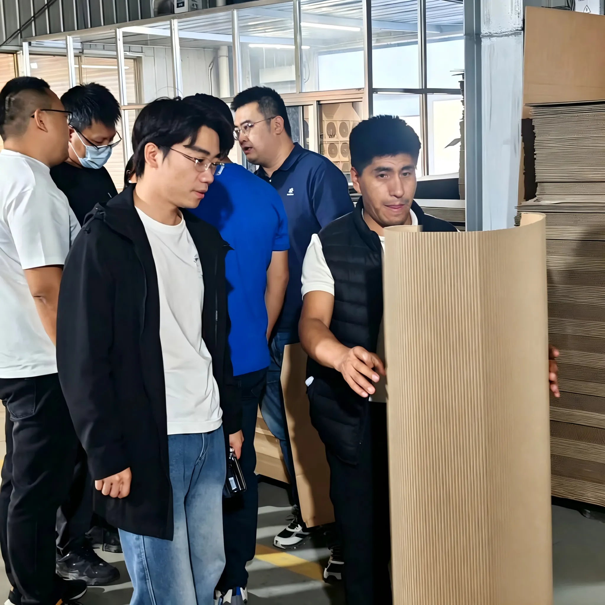 ZMJ Packaging accueille des clients péruviens pour une inspection en usine sur site et la finalisation des commandes